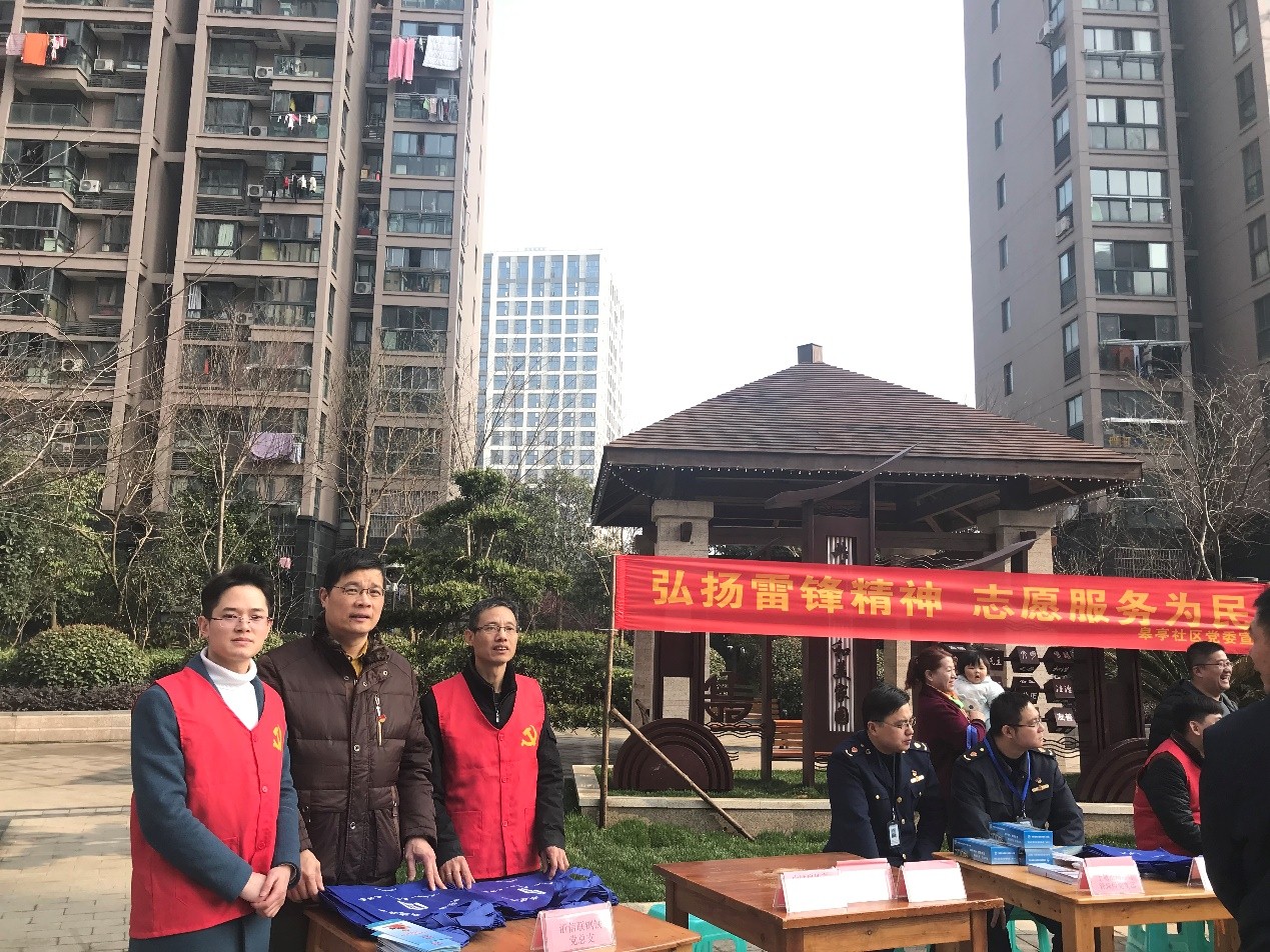 信聯鋼鐵黨總支參加學雷鋒活動