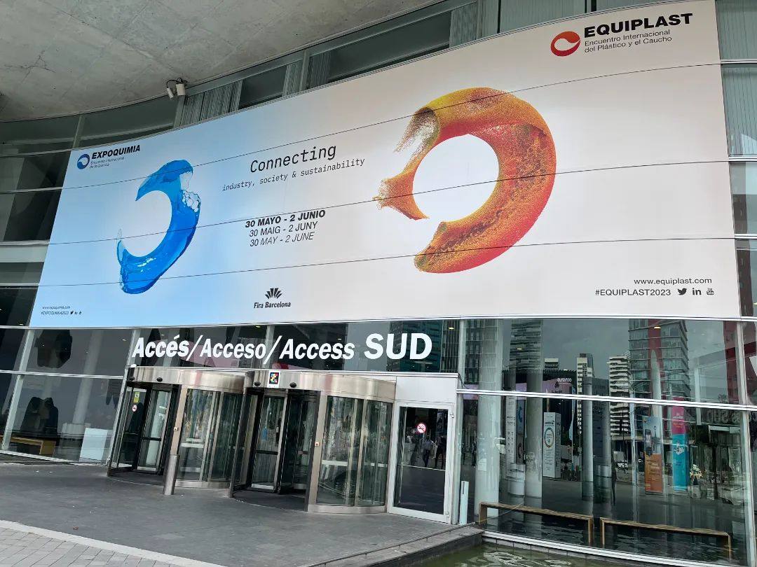 申達機器公司新研發(fā)注塑機亮相西班牙塑料橡膠展覽會獲好評