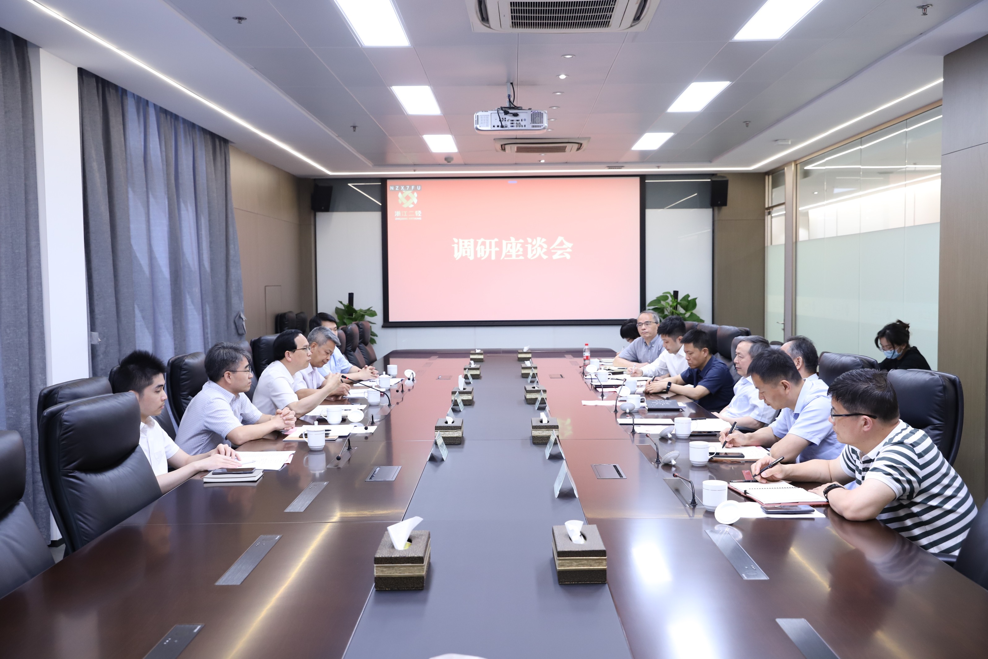 虞岳明與廣輕控股集團(tuán)董事長戴智進(jìn)行調(diào)研座談