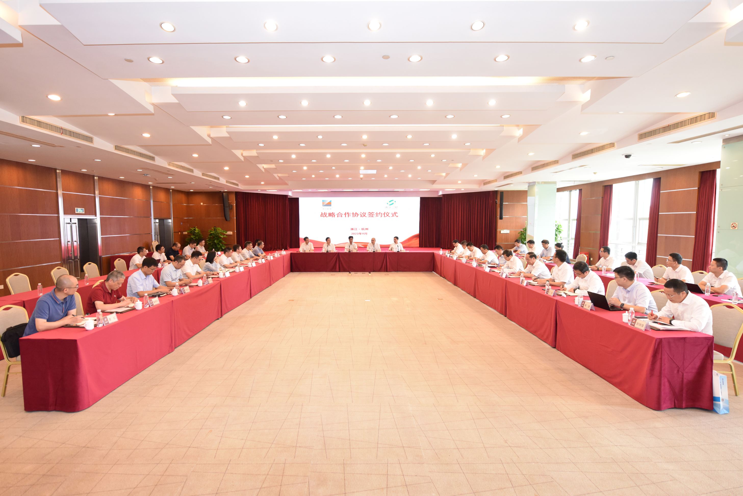 省二輕集團與浙能集團簽署戰略合作協議