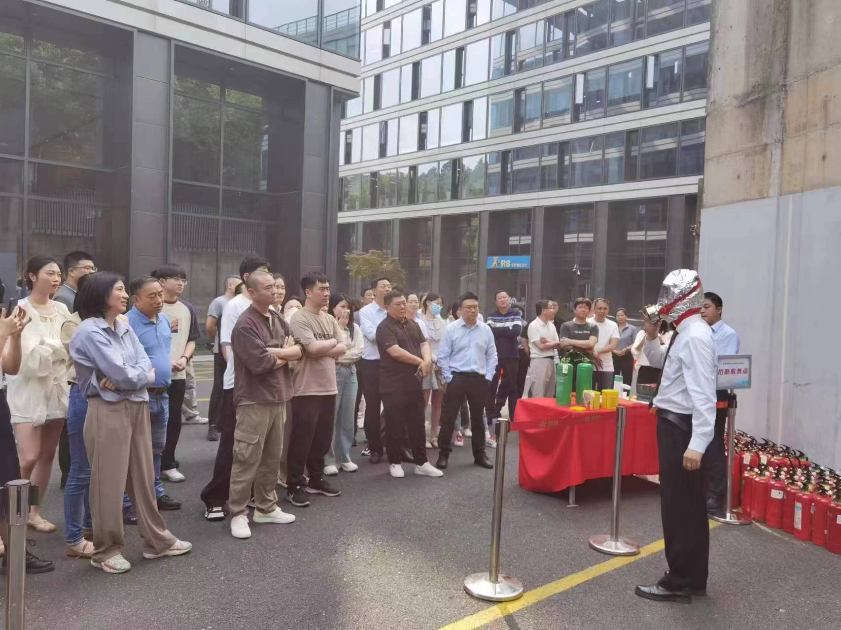 商業(yè)公司開(kāi)展“人人講安全、個(gè)個(gè)會(huì)應(yīng)急”消防應(yīng)急演練活動(dòng)